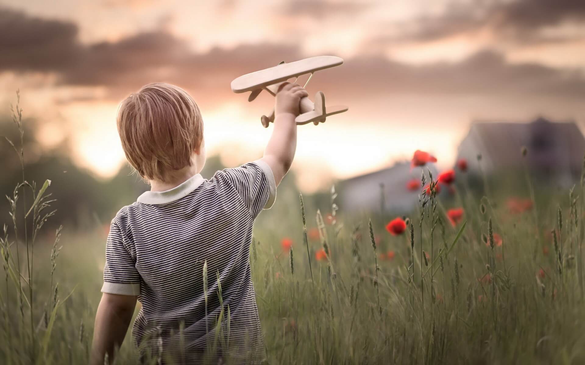 ребенок с самолетом