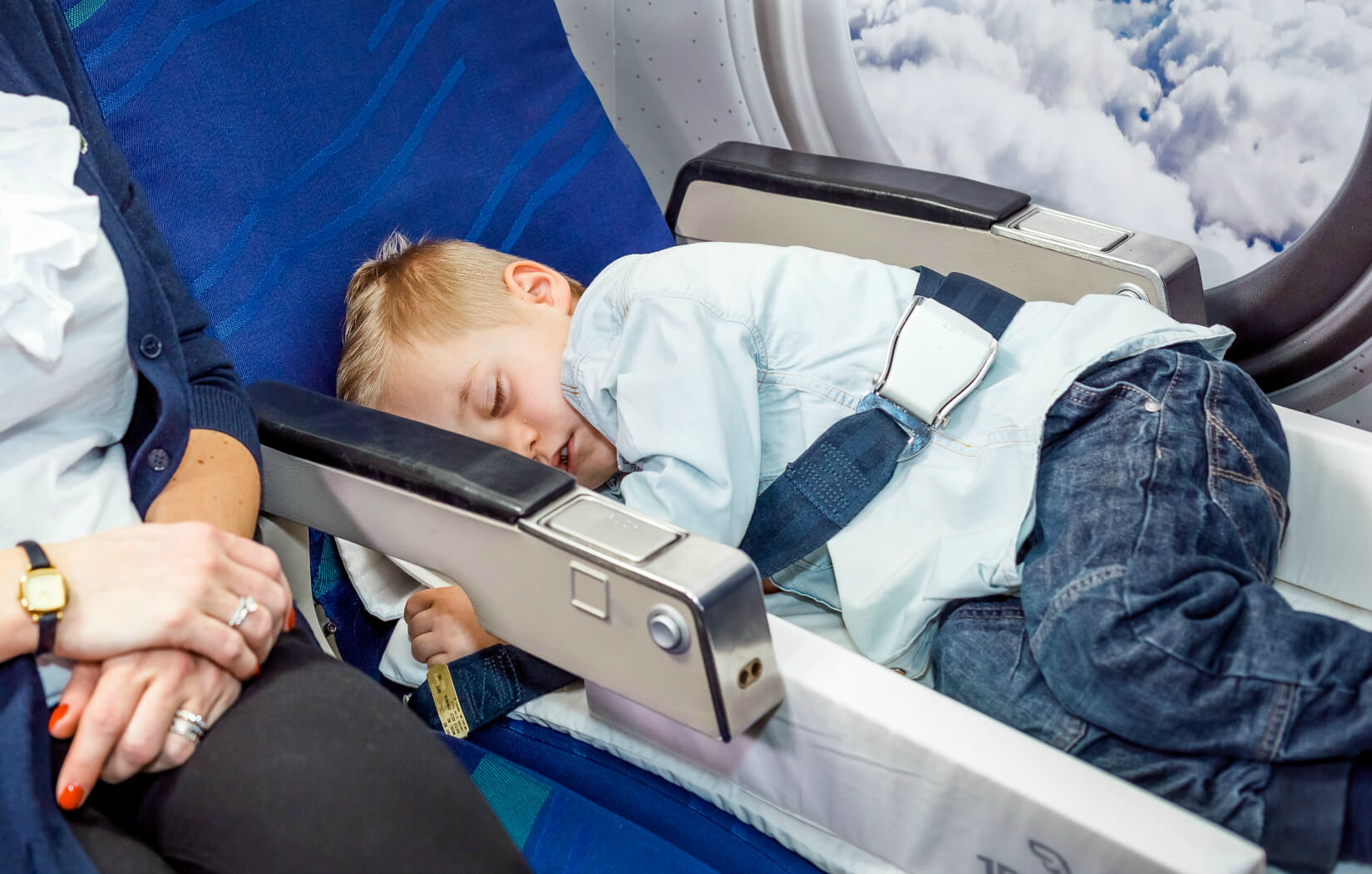 спящий ребенок в самолете