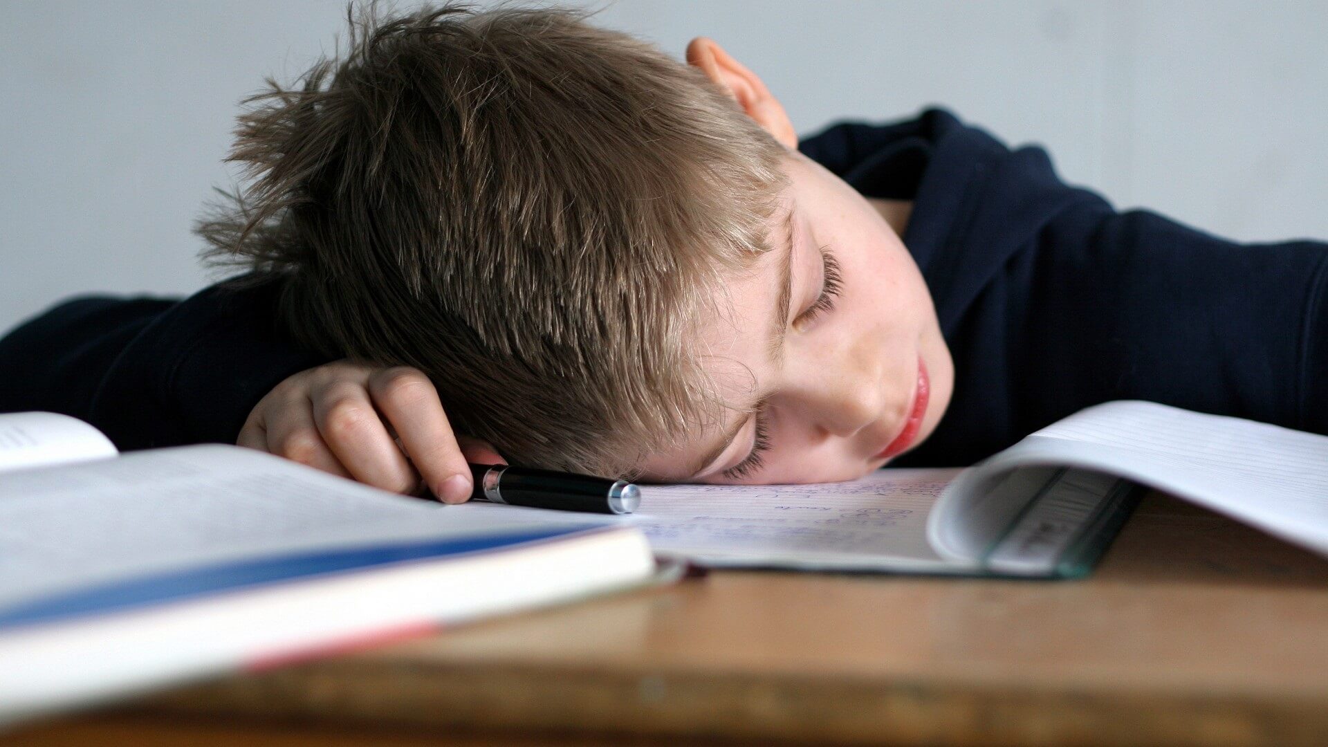 На уроках уставший. Сонный ученик. Переутомление школьника.