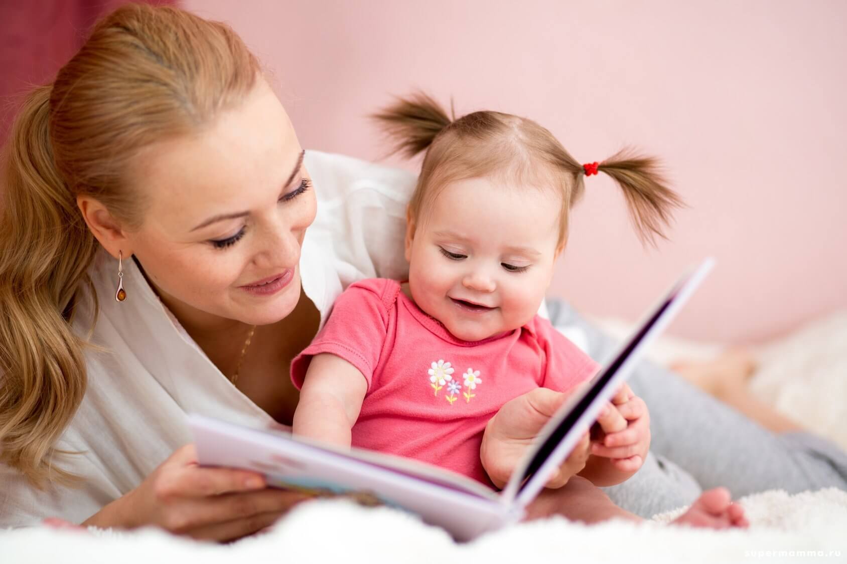 Научат быть мамой. Мать с ребенком. Ребенок читает книгу. Мама читает ребенку. Книги для детей.